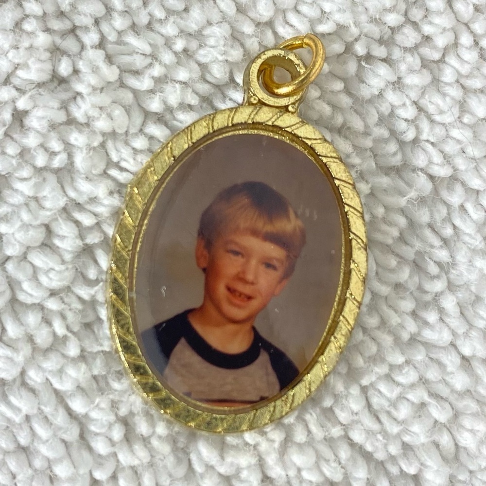 5/$35 Vintage Gold Tone Metal Oval Photo Portrait Pendant